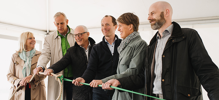 Bild på människor som tar det första spadtaget.