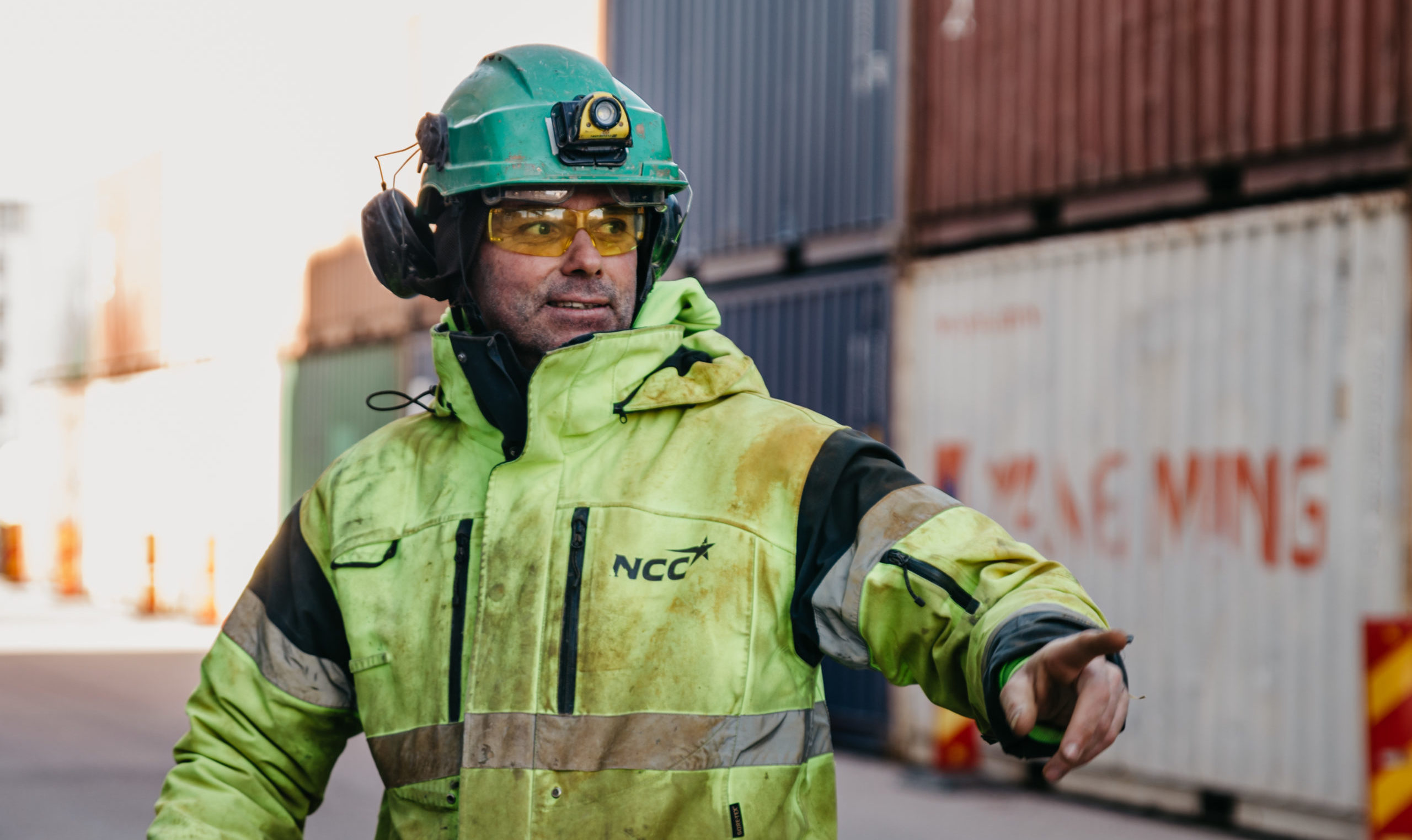 Man i neongula arbetskläder.