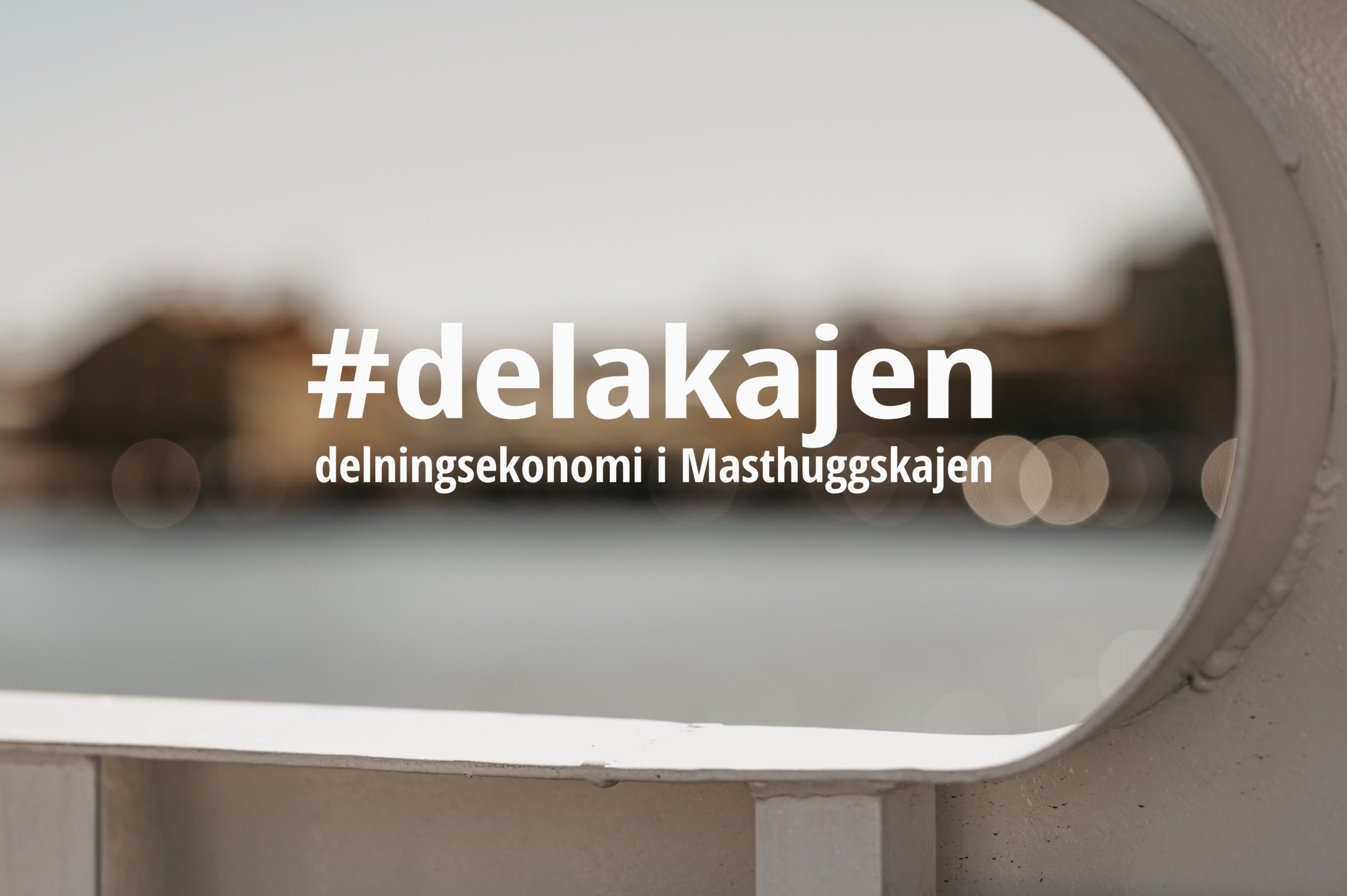 Bild på suddig kaj med hashtaggen #delakajen i förgrunden.