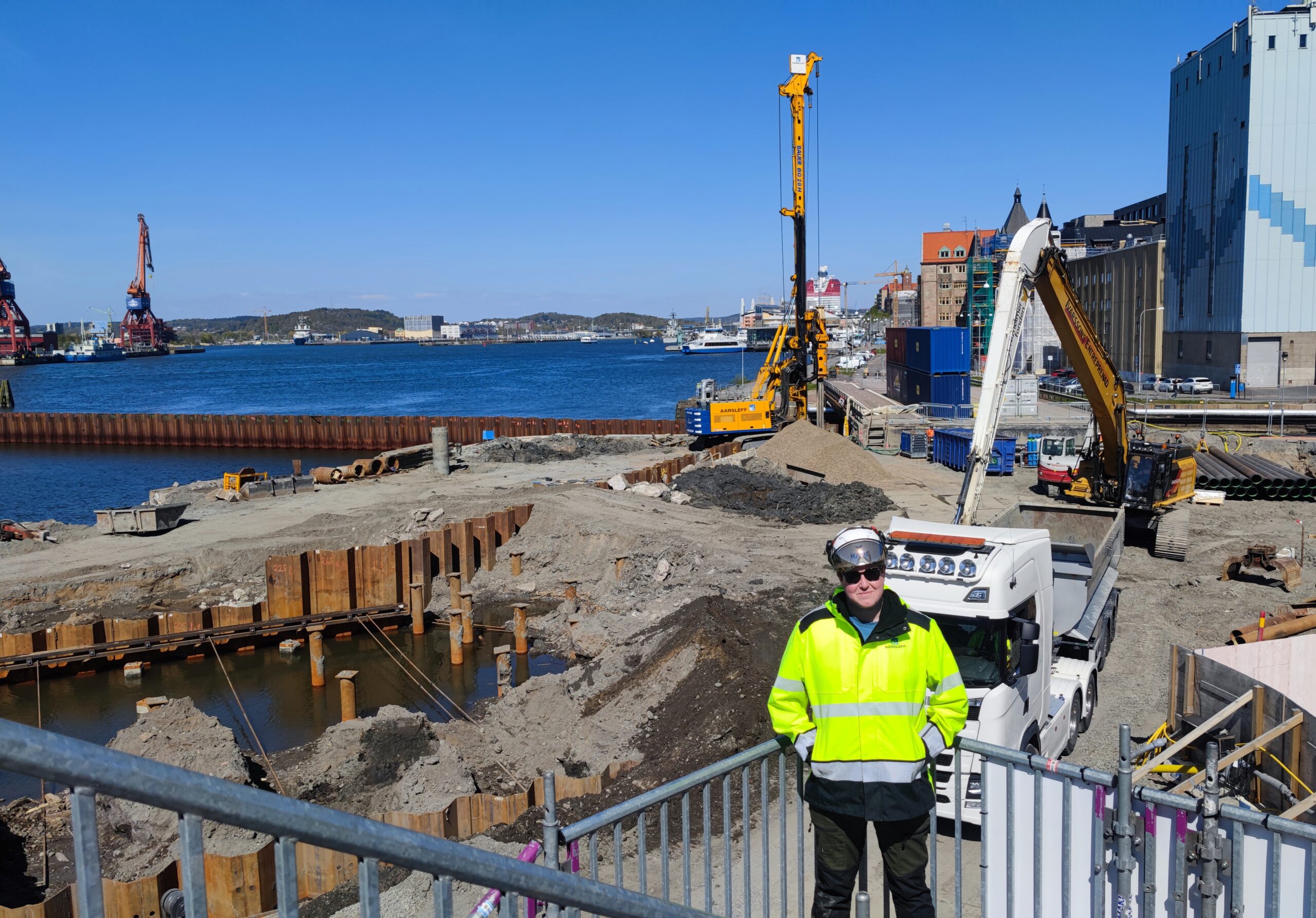 Jack Doran poserar vid byggplatsen.