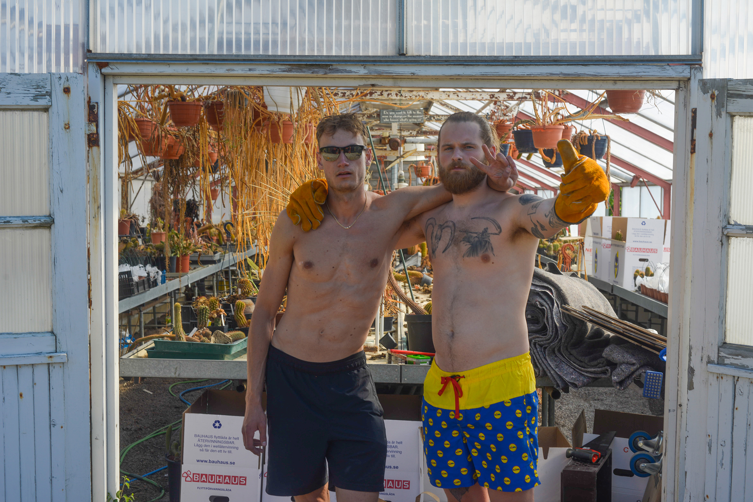 Mattias och Felix framför ett växthus.