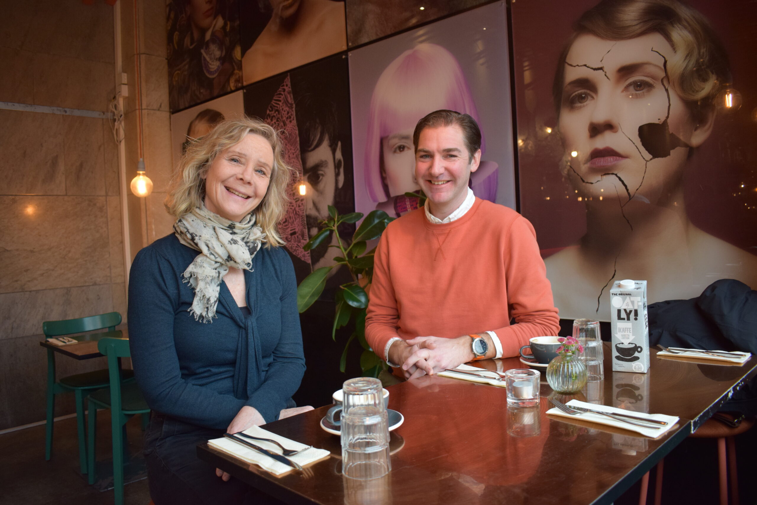 Två personer sitter vid ett bord.