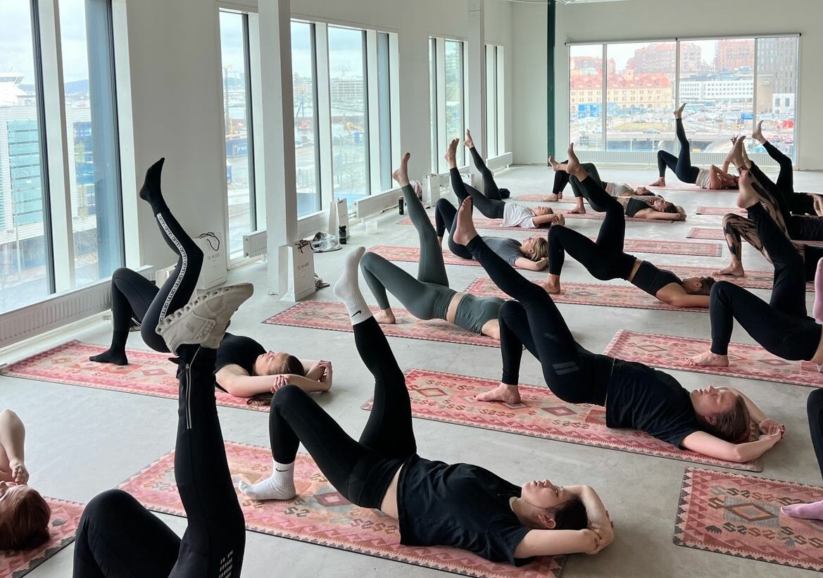 Personer i en yogastudio