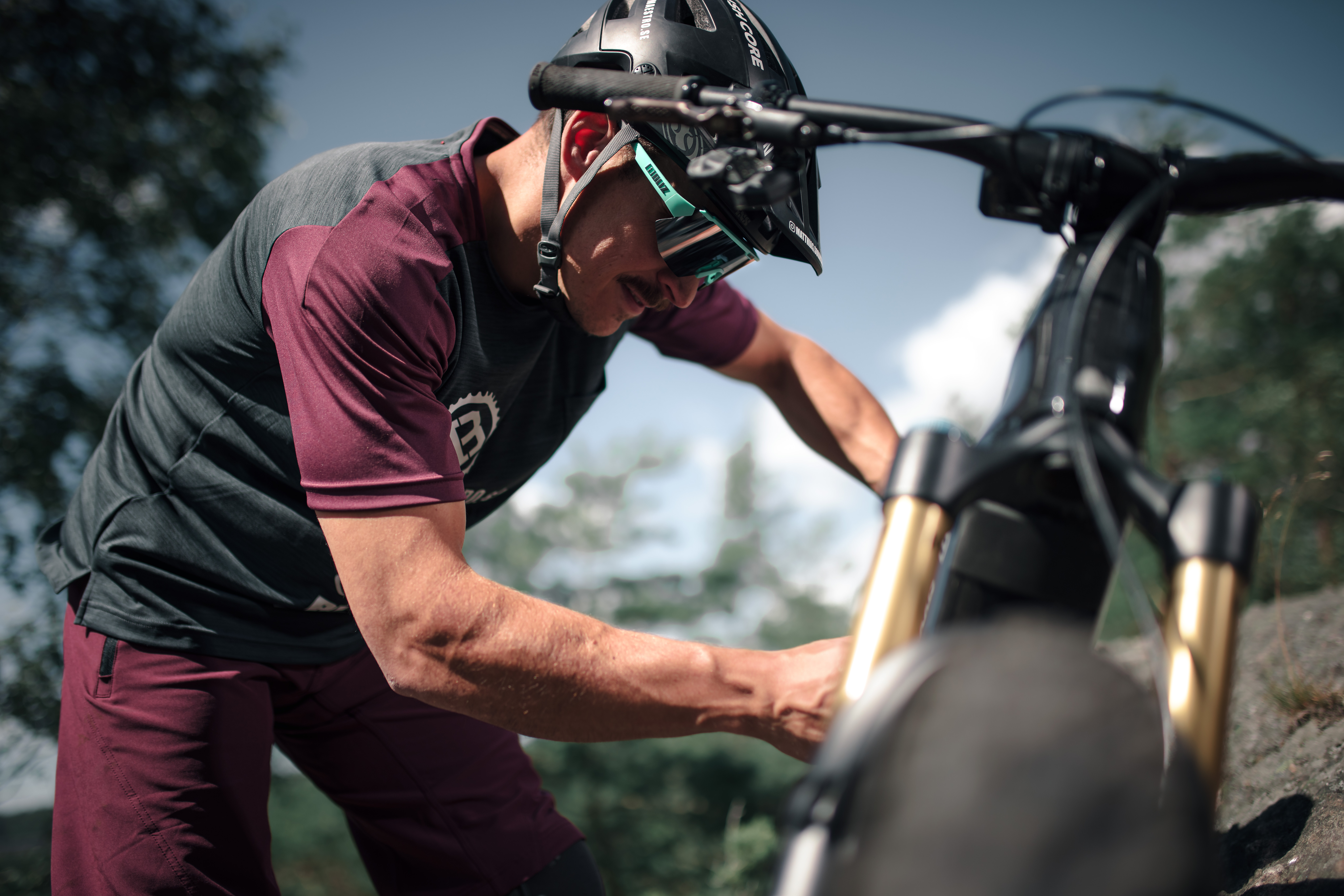 En person justerar en cykel.