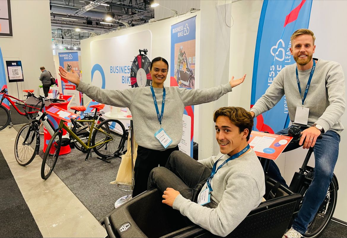 Tre personer i en cykelaffär.