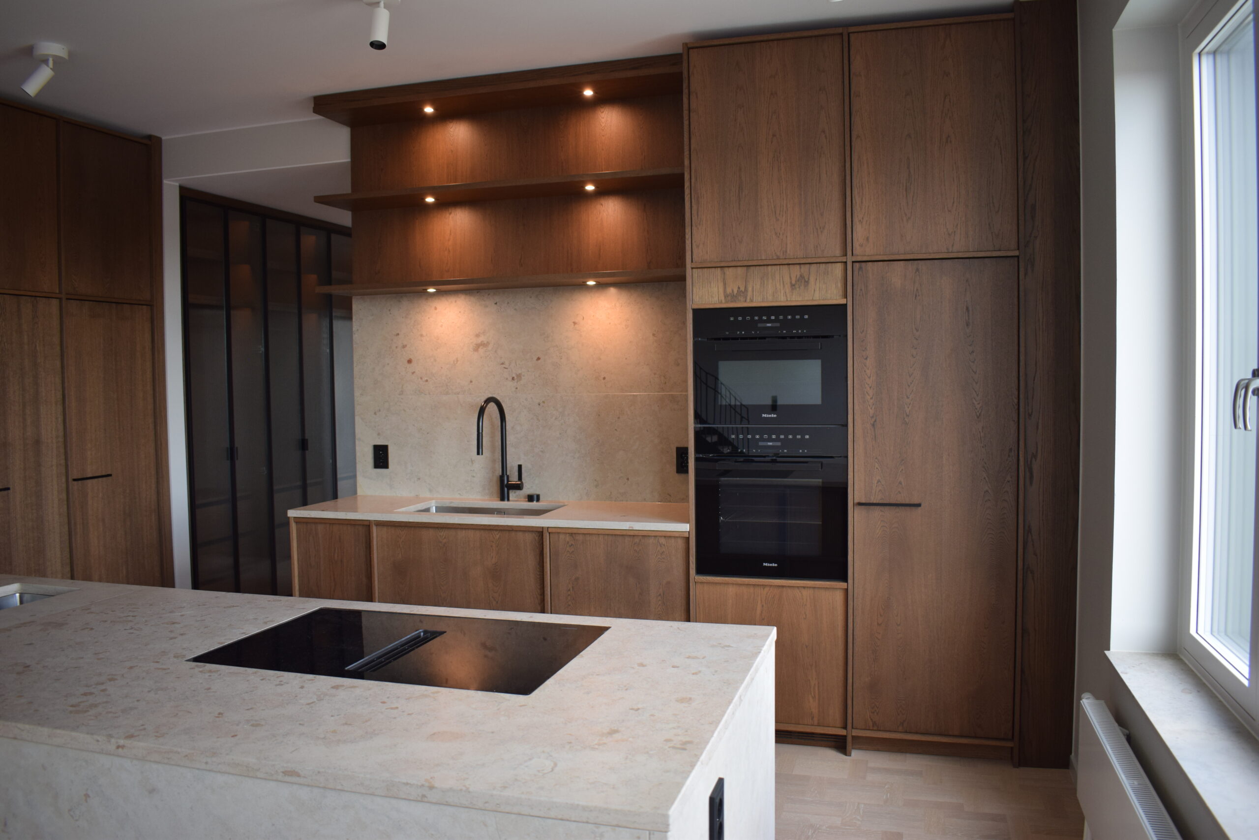 Ett kök i mörkt trä.