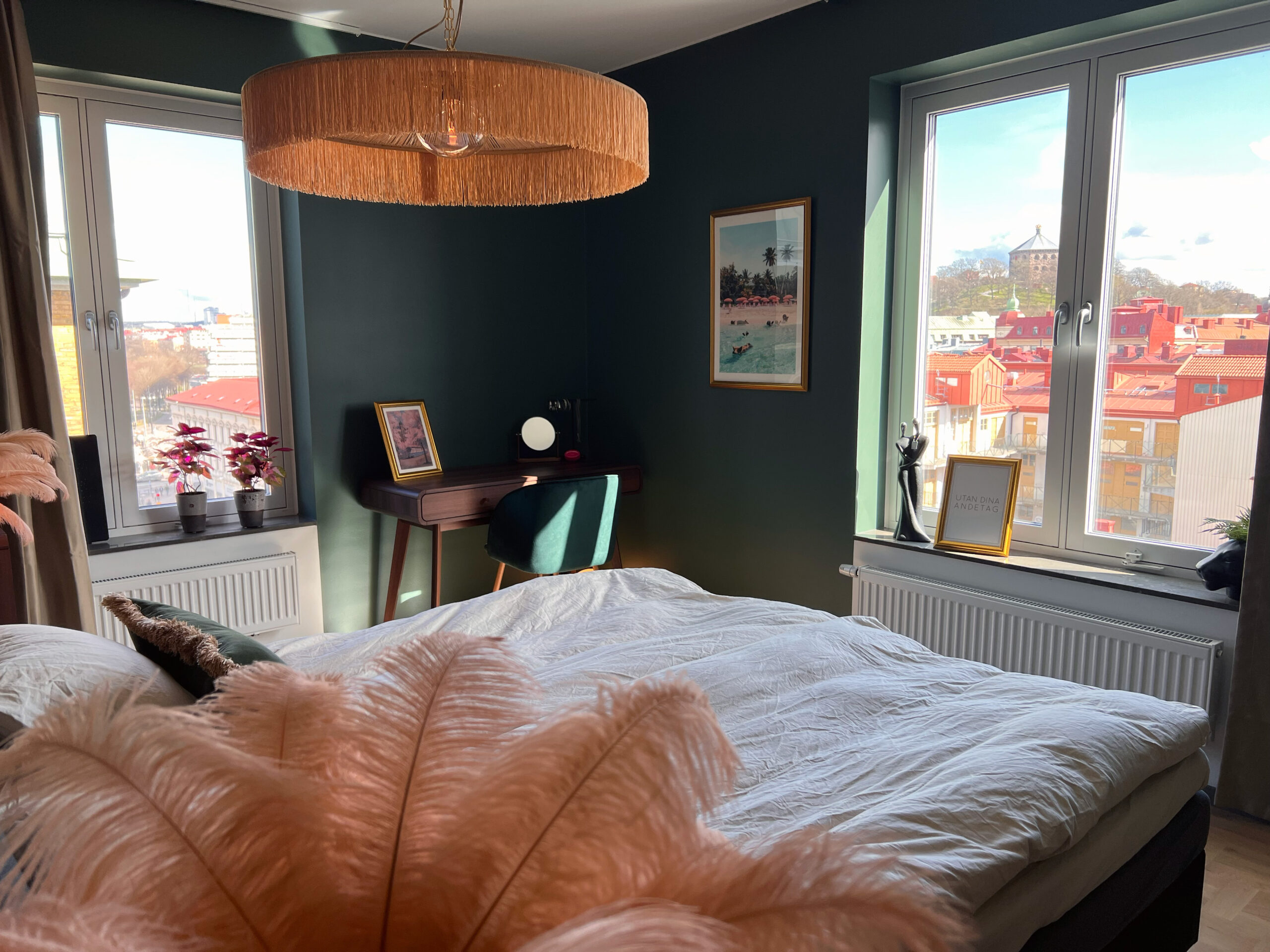 Ett grönmålat sovrum.