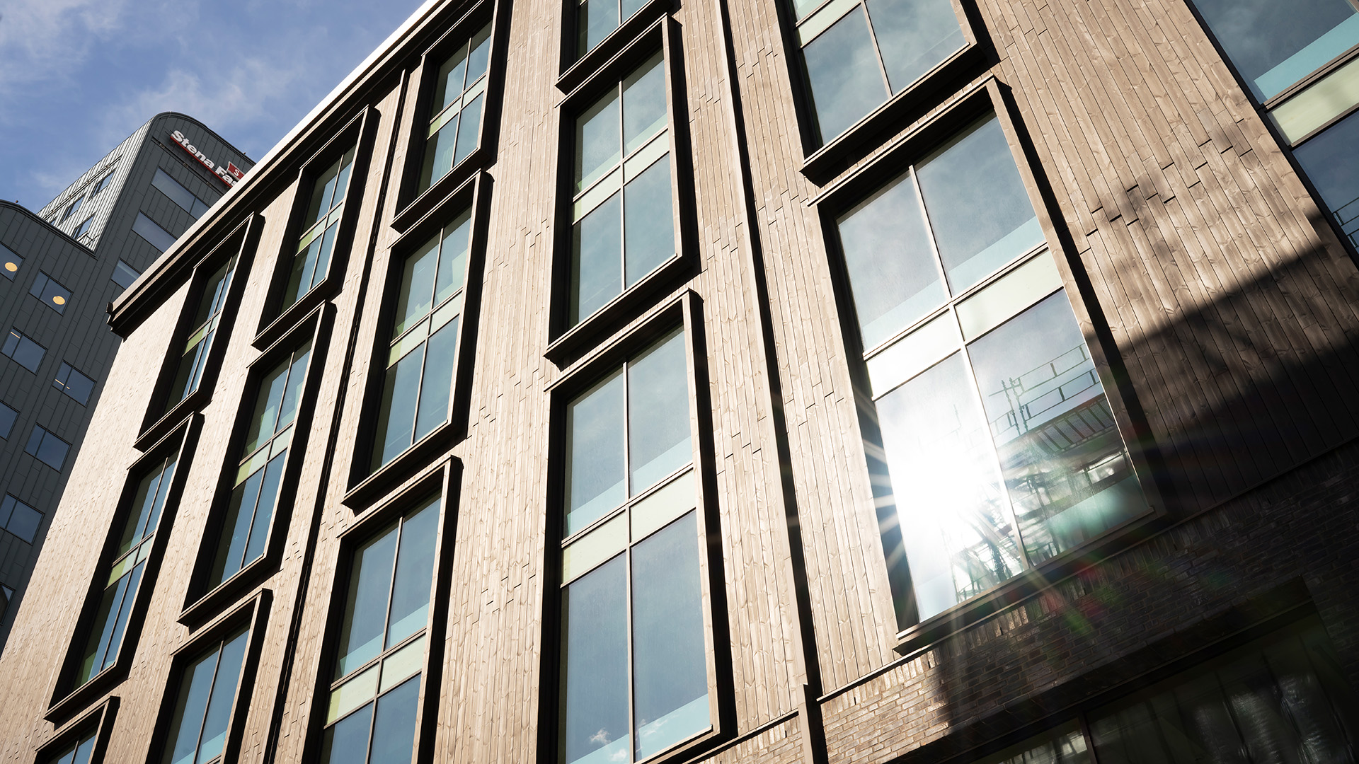 Del av fasaden med glas och trä på kontorshuset Habitat 7