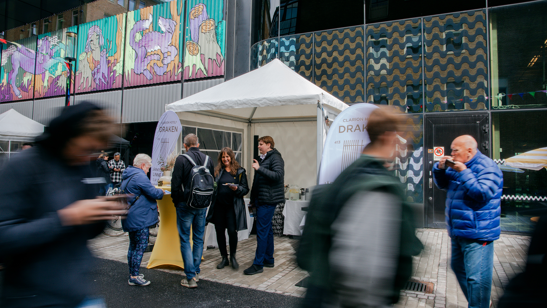Personer framför Clarion Hotel Drakens tält på Masthamnsgatan