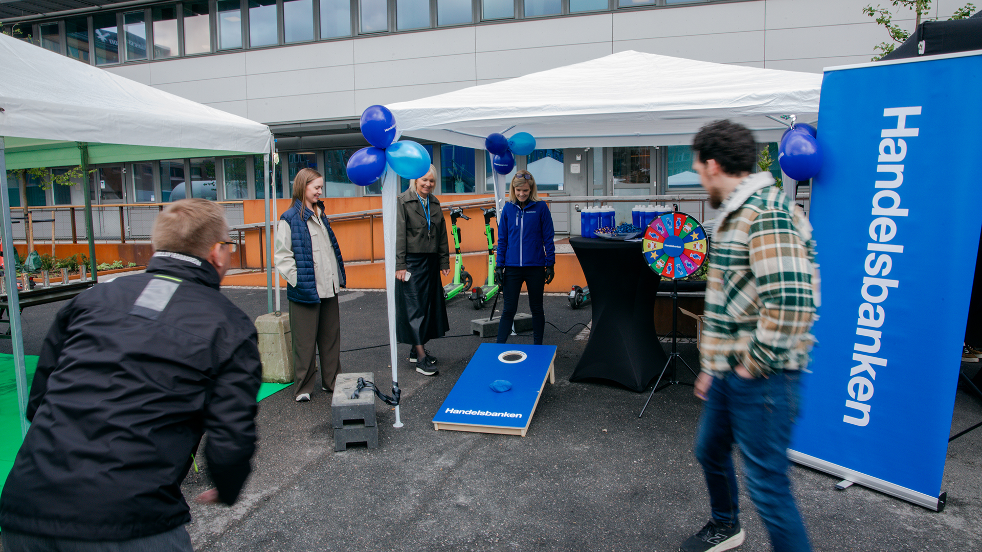 Personer som kastar ärtpåsar