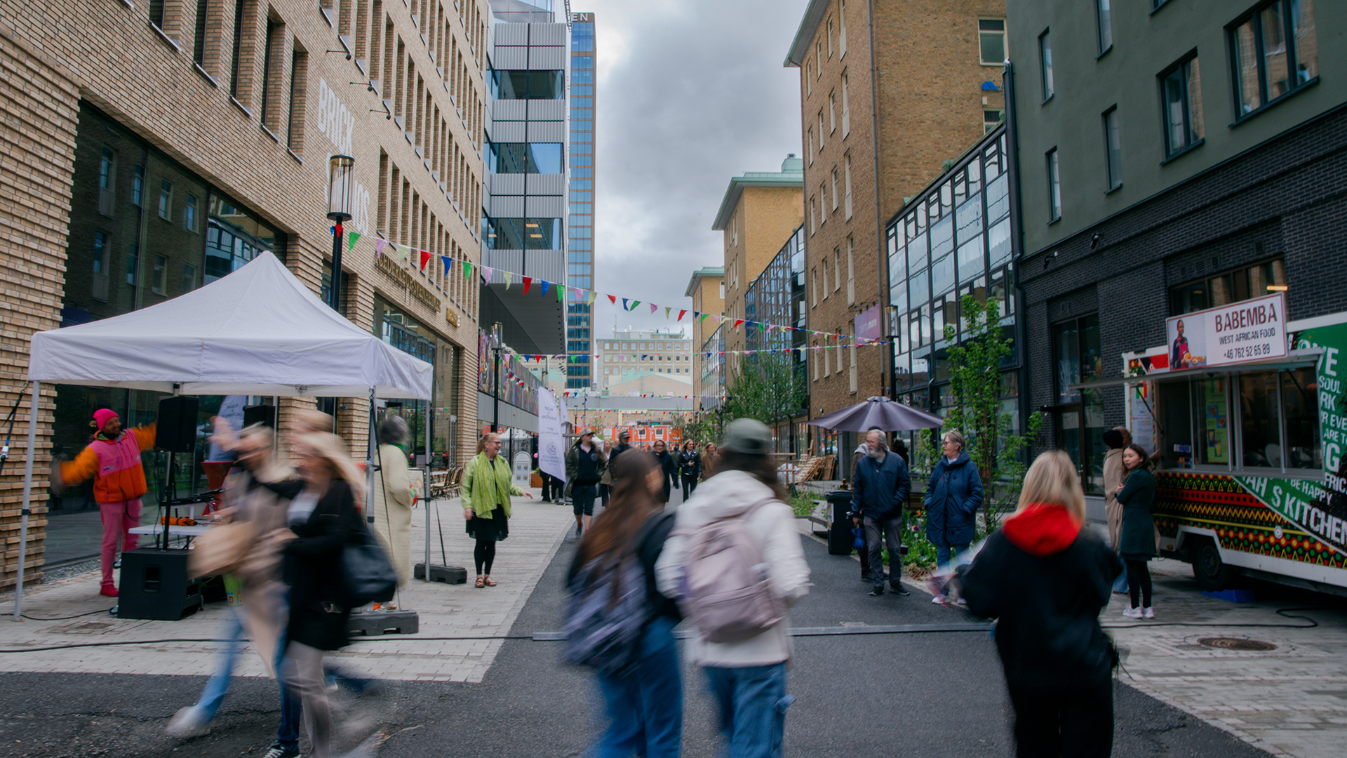 Personer som går på Masthamnsgatan