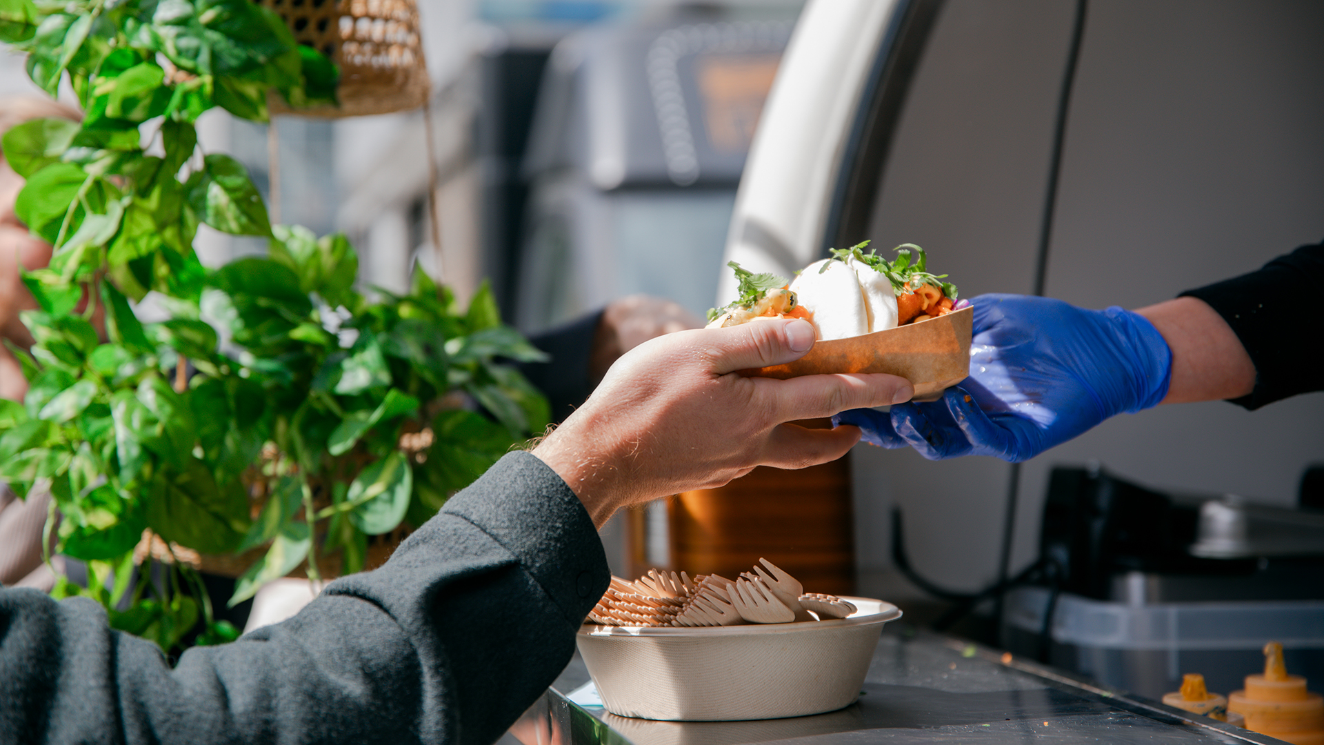 Han som tar emot en portion med bao buns