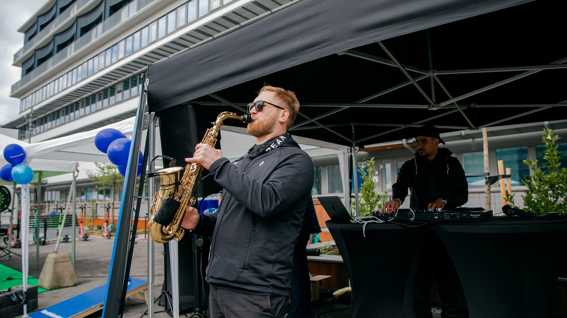 DJ och person som spelar saxofon