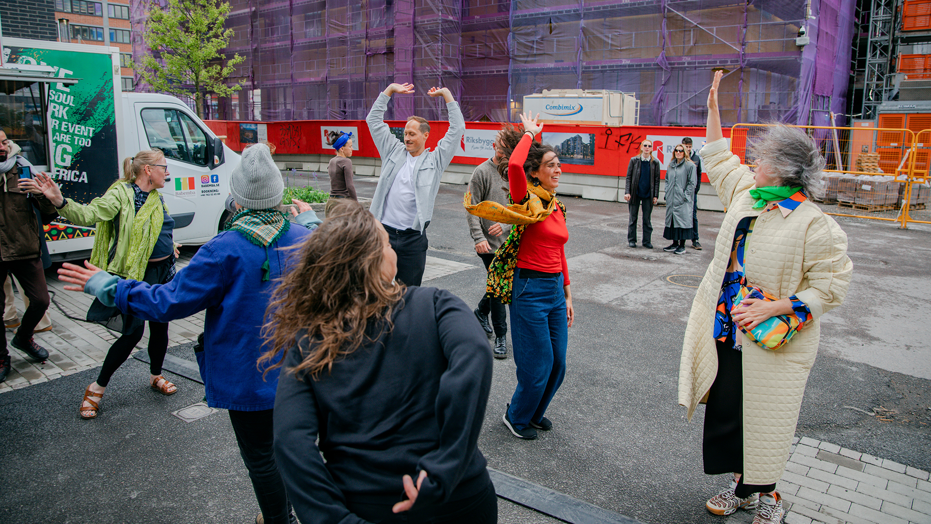 Personer som dansar på Masthamnsgatan
