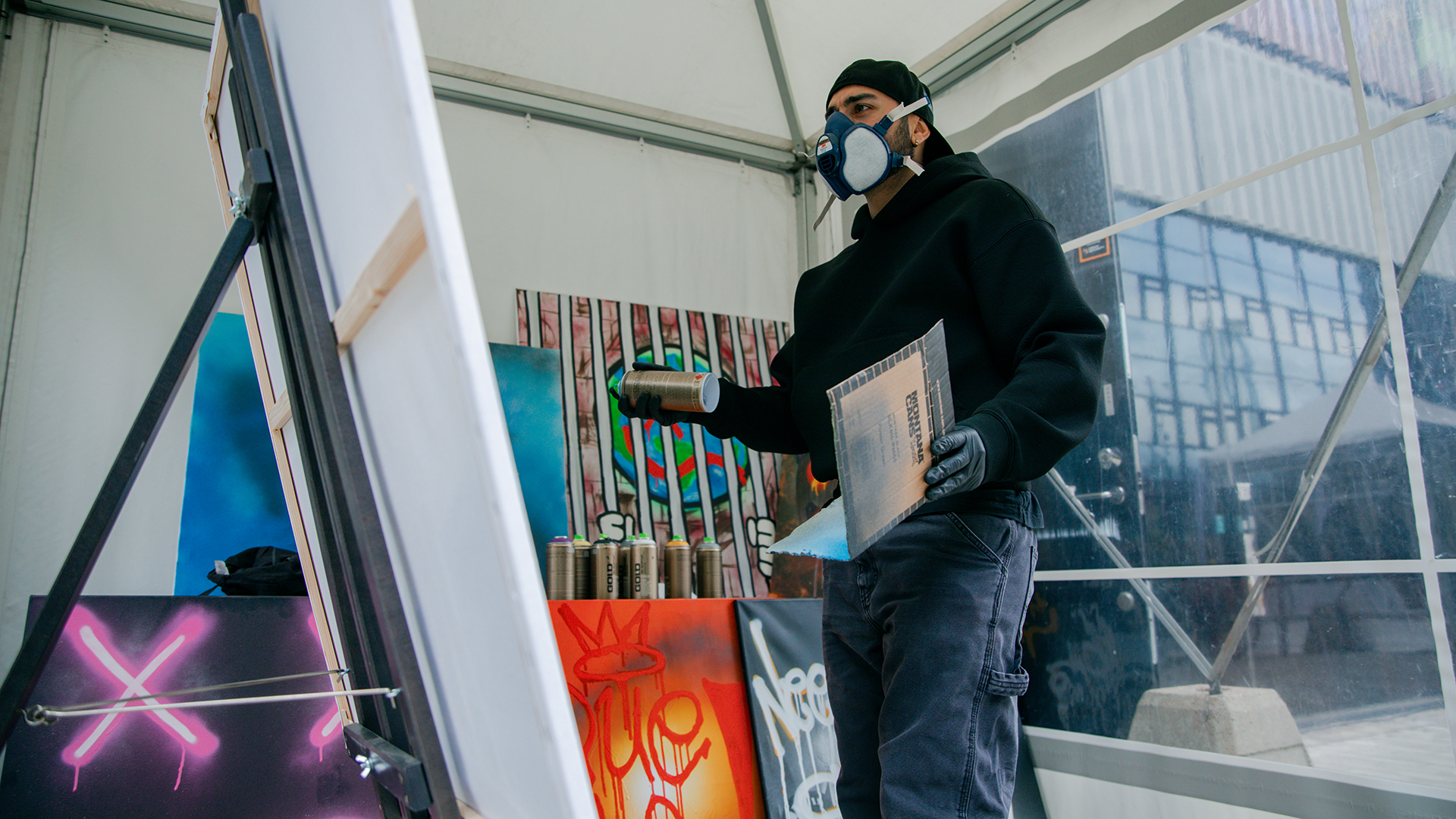 Graffitimålare med mask