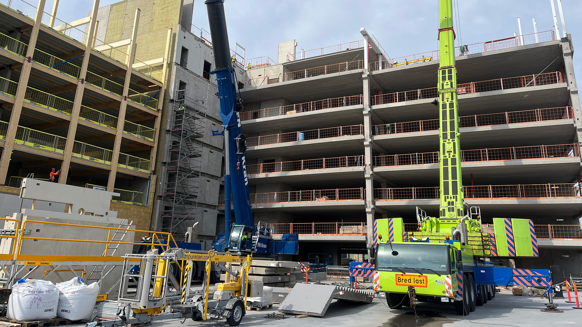 Stommen på Masthugget Väst och det nya hyreshuset.