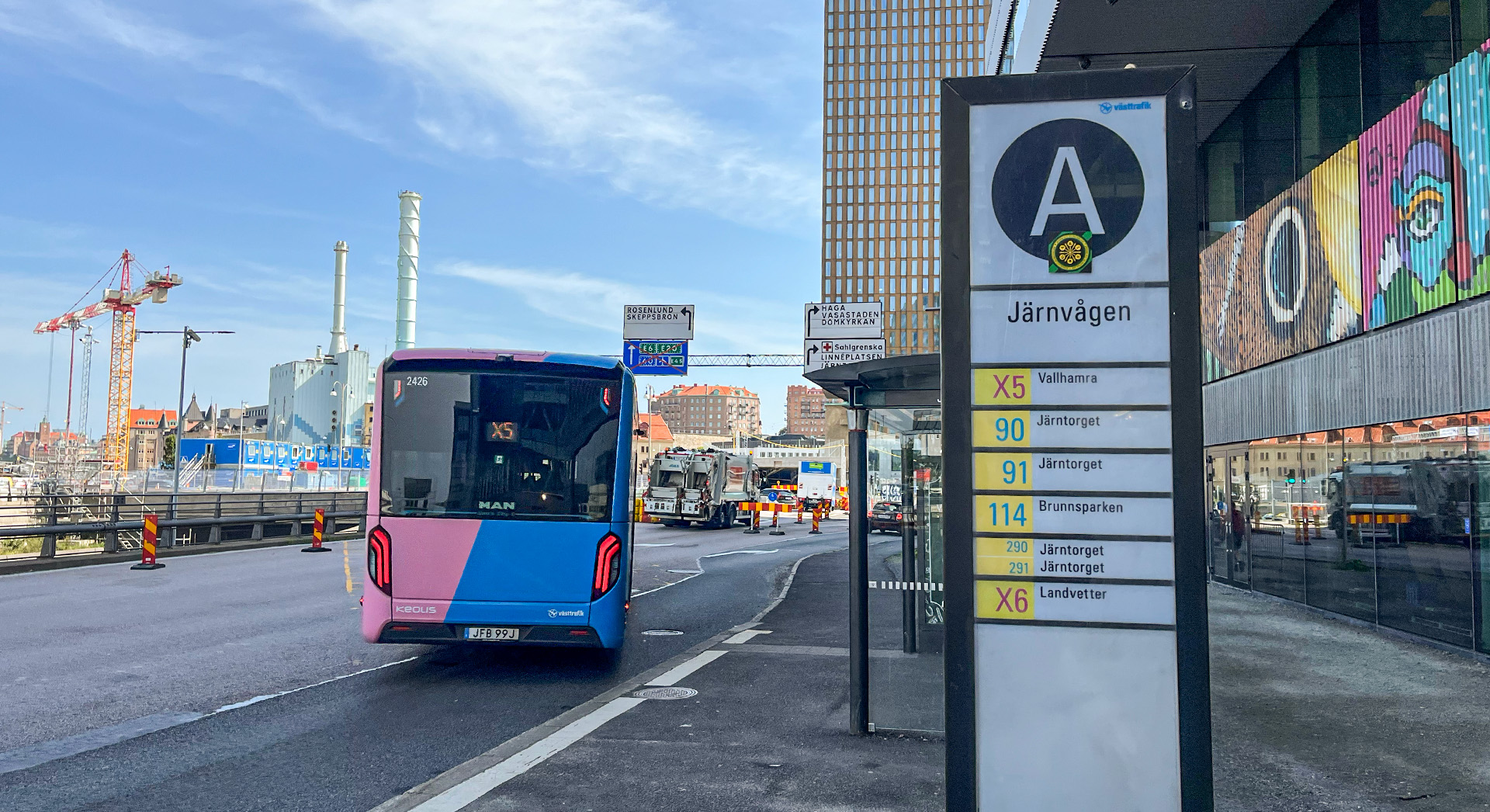 Vy över Järnvågen med buss som buss som lämnar hållplatsen.