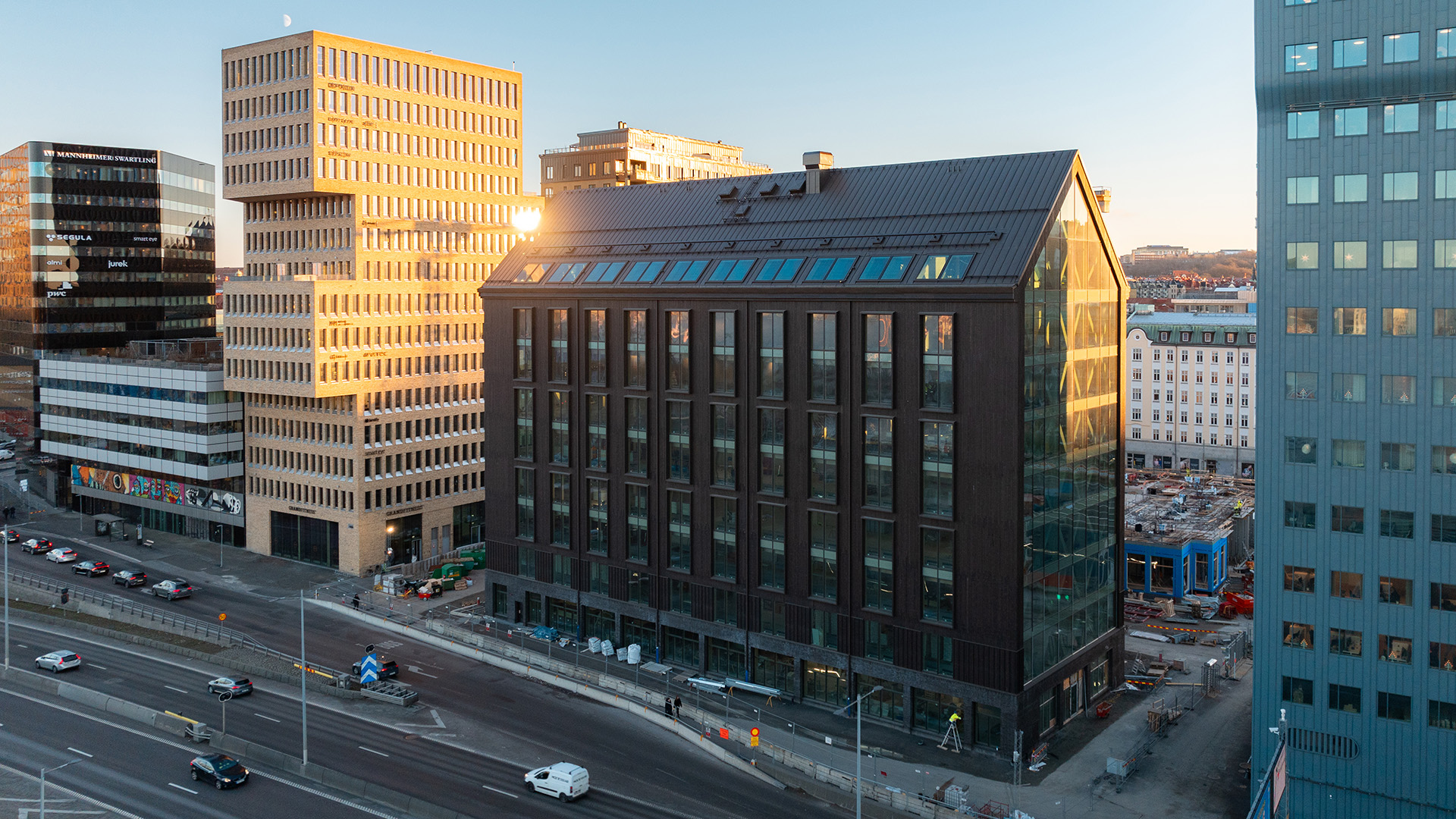 Vy över kontorsbyggnaderna Våghuset, Brick Studios, Habitat 7 och Stuveriet på Masthamnsgatan