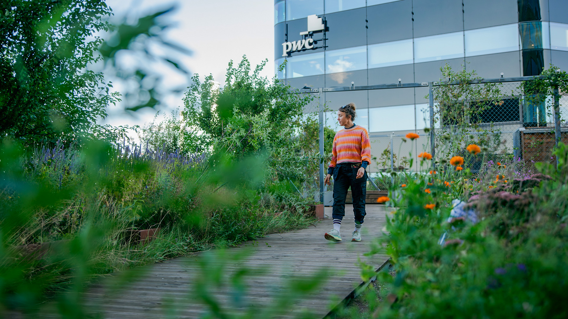 Takbonden Frøydis Dahlø går på en takterrass med Våghuset i bakgrunden